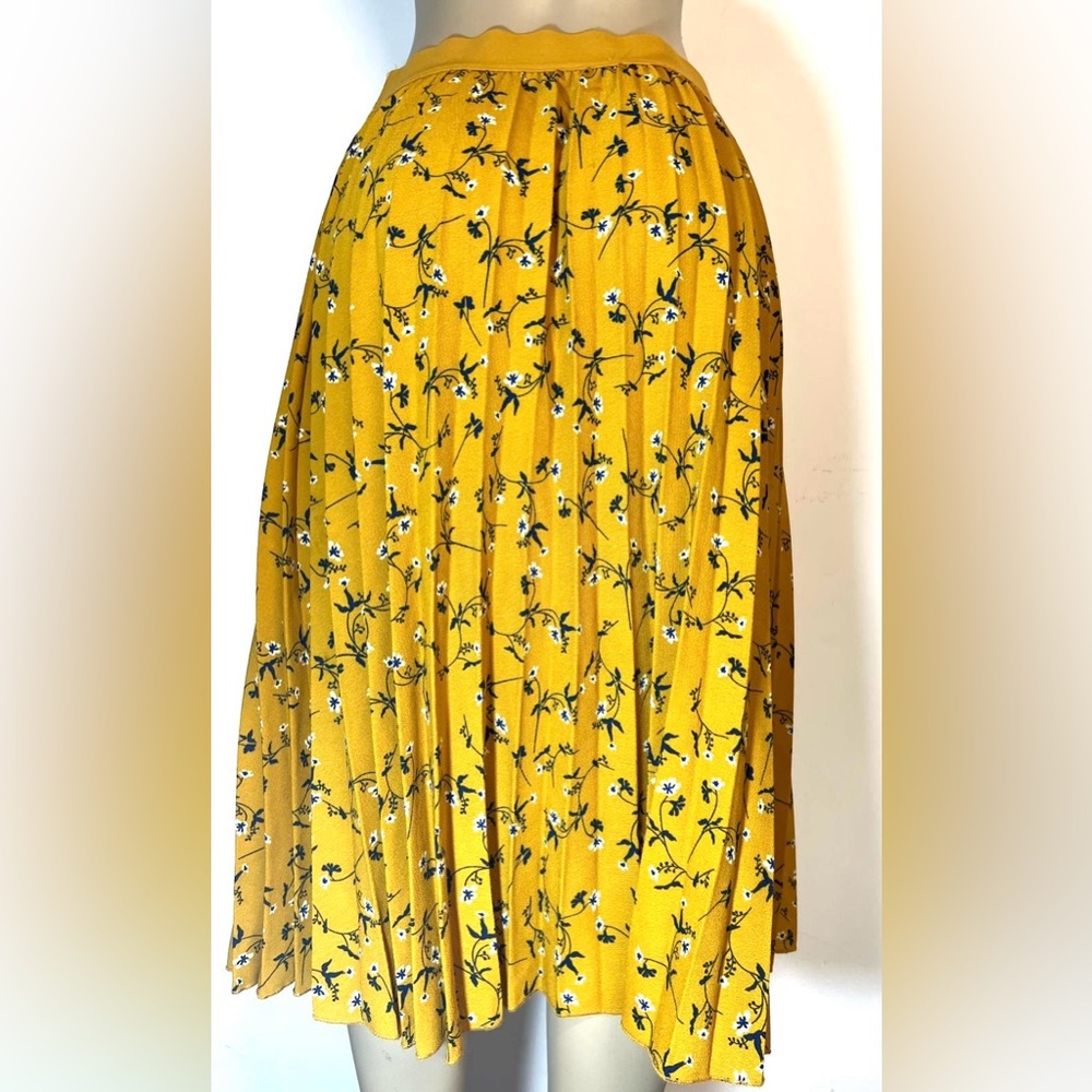 Andi + James Pleated Skirt with Floral Print in Mustard Yellow. Size L - Picture 4 of 10